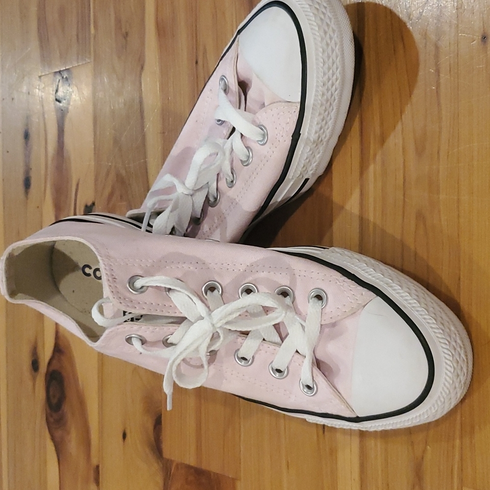 Womens size 9 converse
